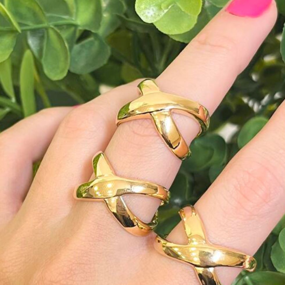 ANEL FORMATO X LISO SEMIJOIA OURO 18K TAM 24