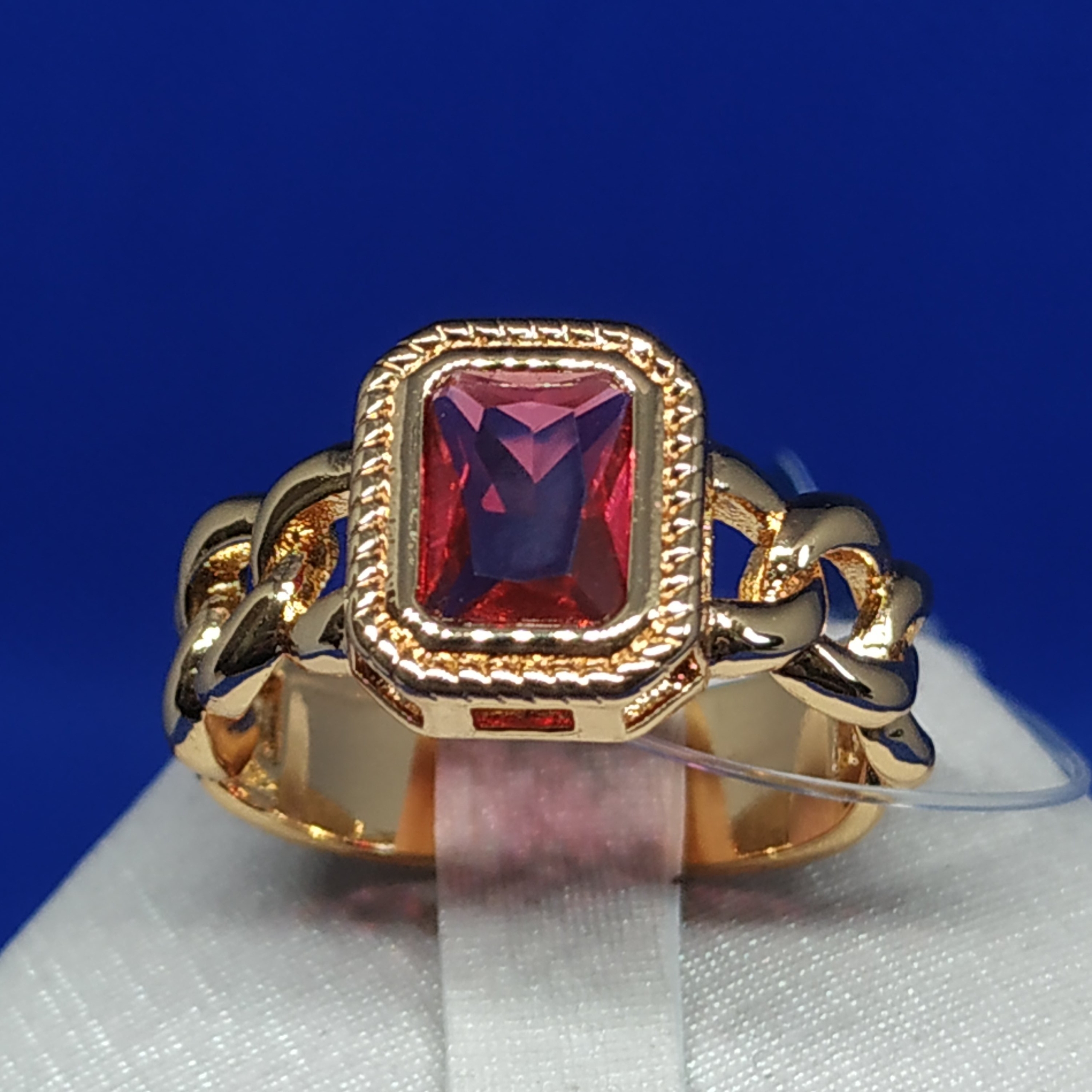 ANEL COM ELOS E PEDRA RETANGULAR RUBI SEMIJOIA OURO 18K TAM 20