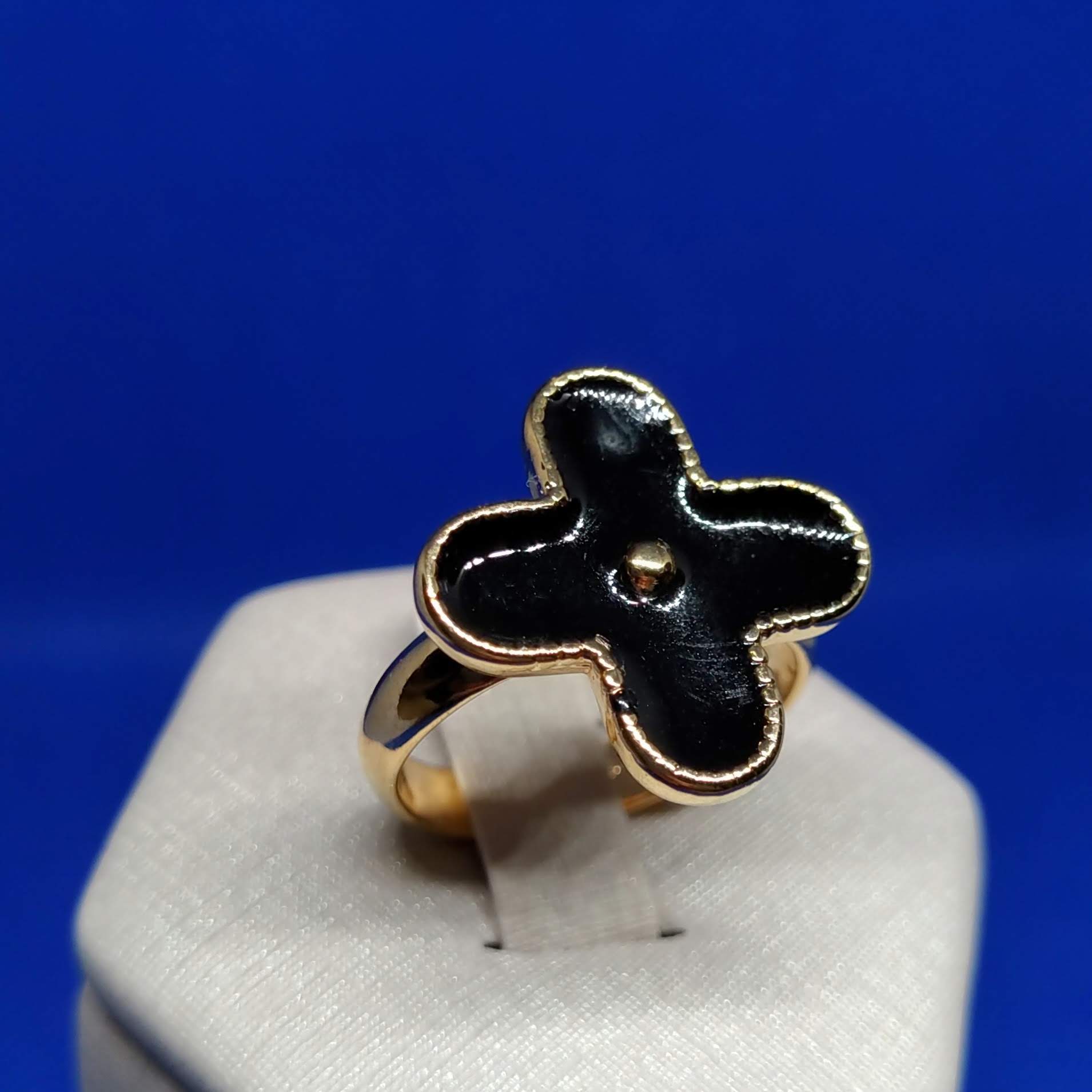 ANEL TREVO COM RESINA PRETO REGULÁVEL