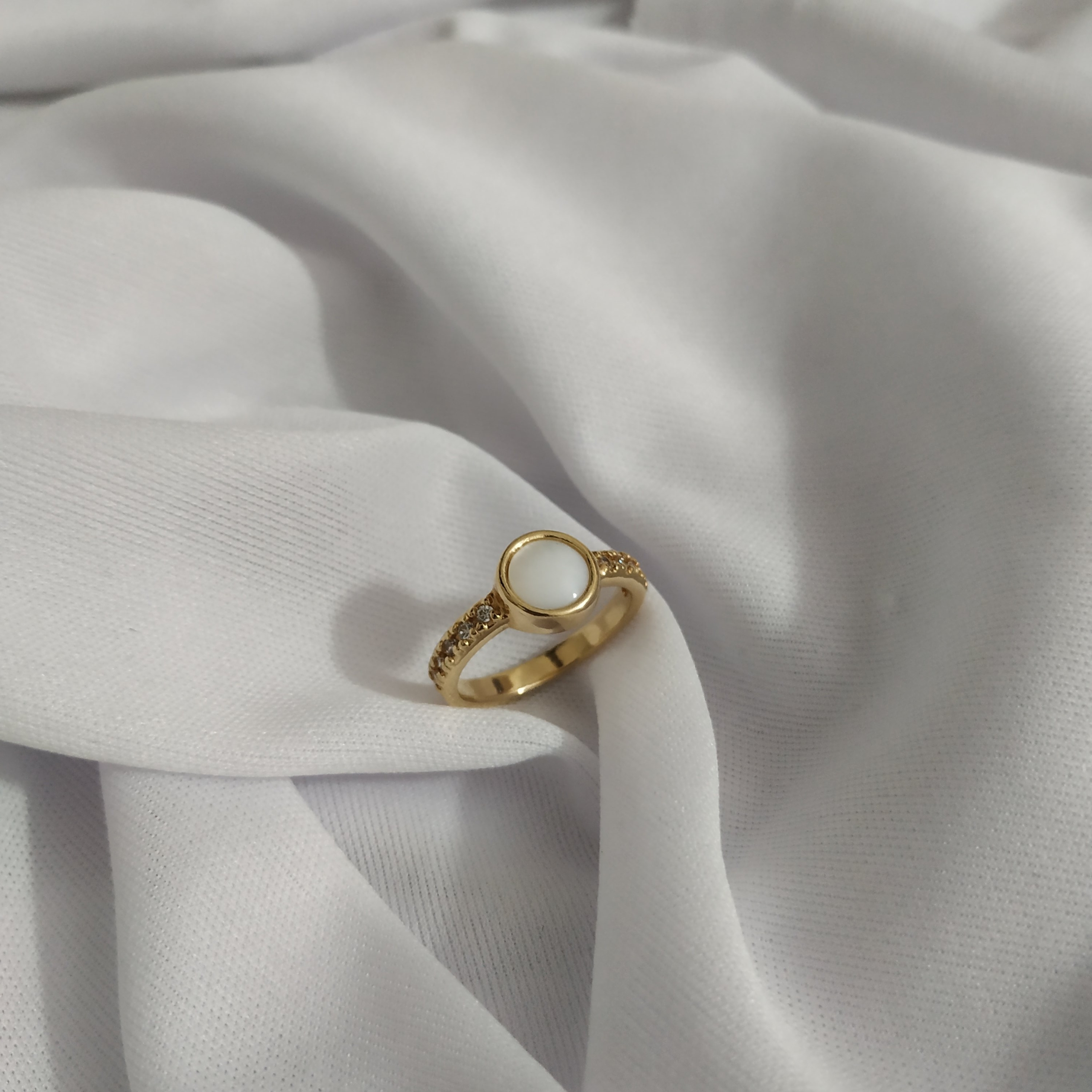 ANEL FOLHEADO A OURO E RÓDIO BRANCO TAM 16