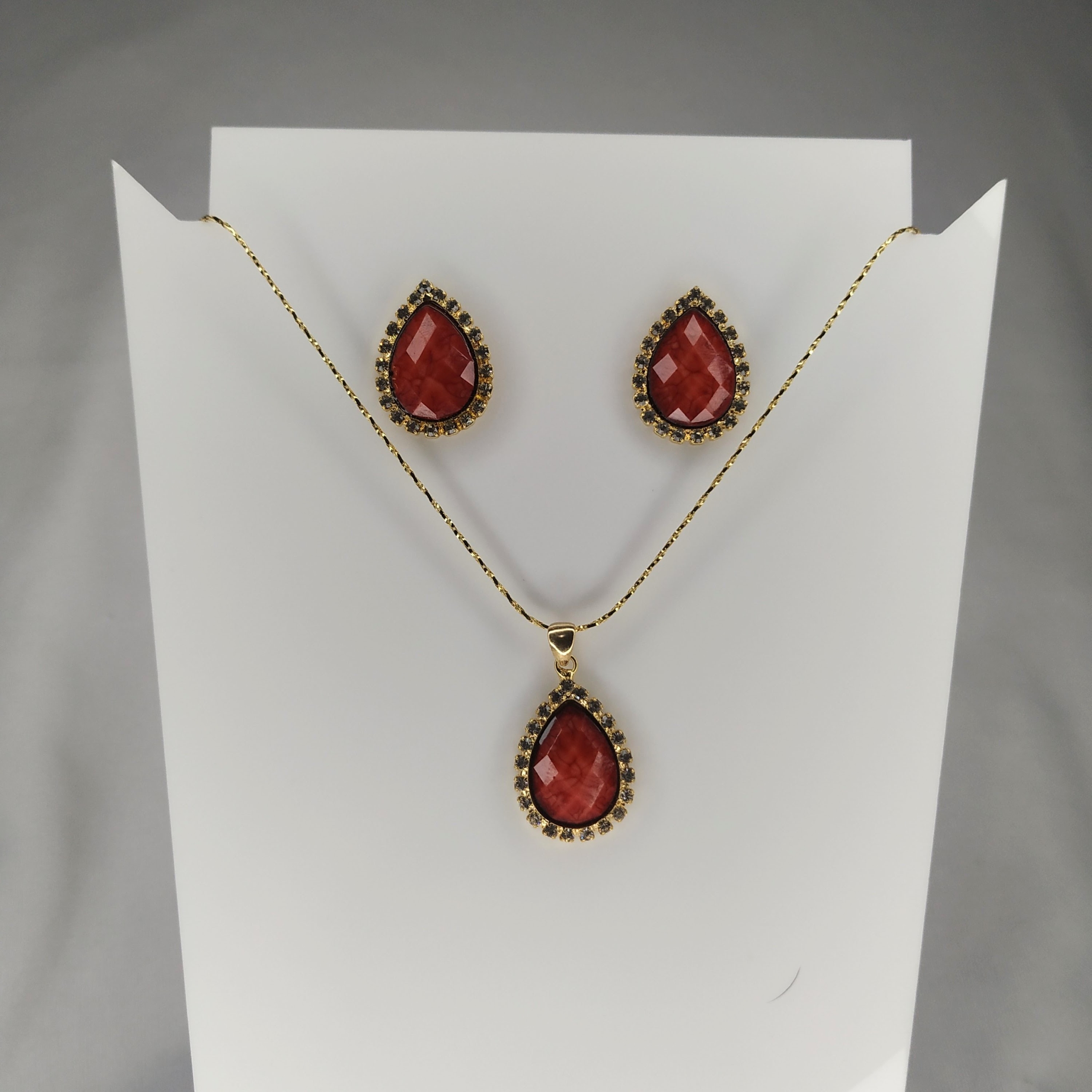 CONJUNTO GOTA VERMELHA CRAVEJADA