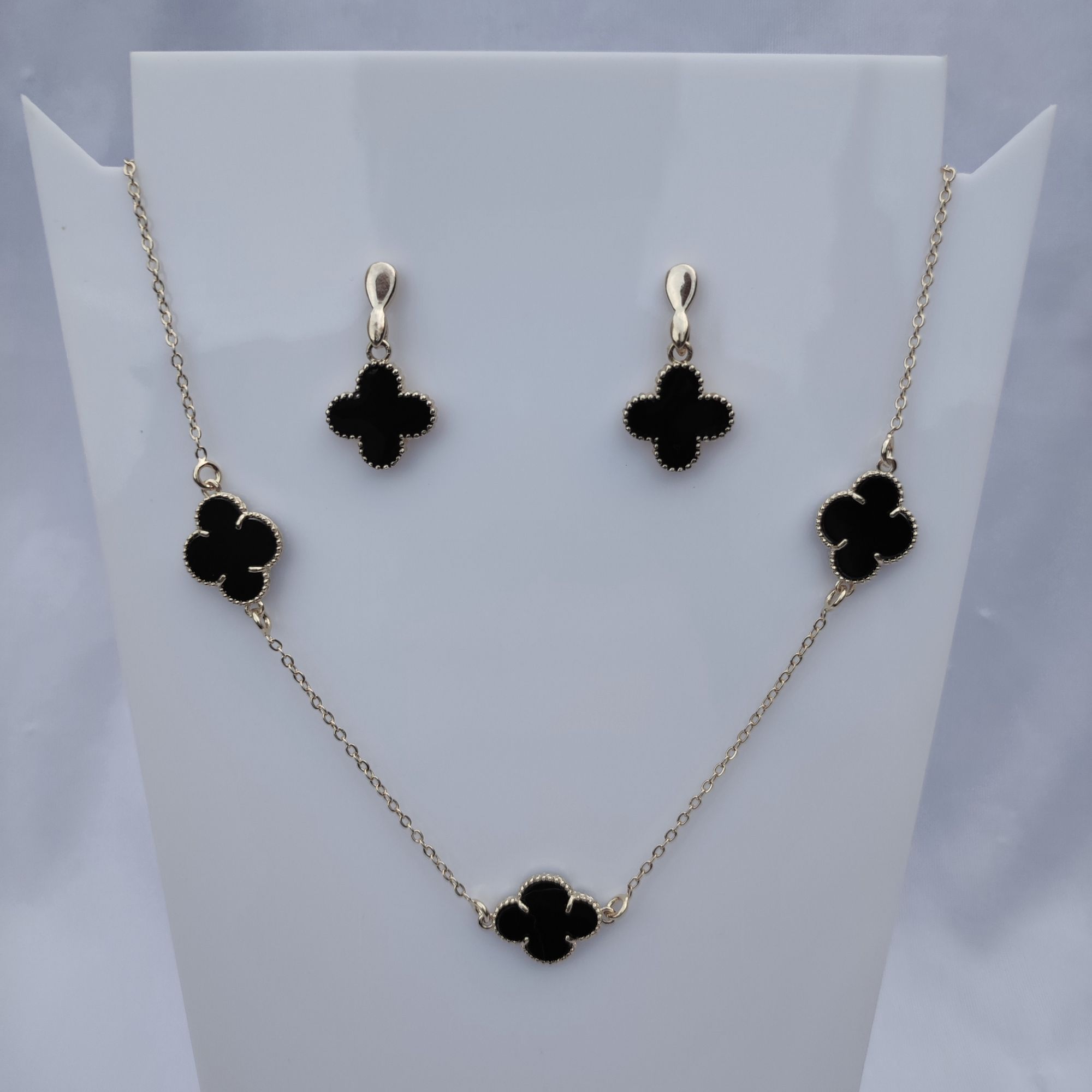 CONJUNTO BRINCO E COLAR TREVO PRETO