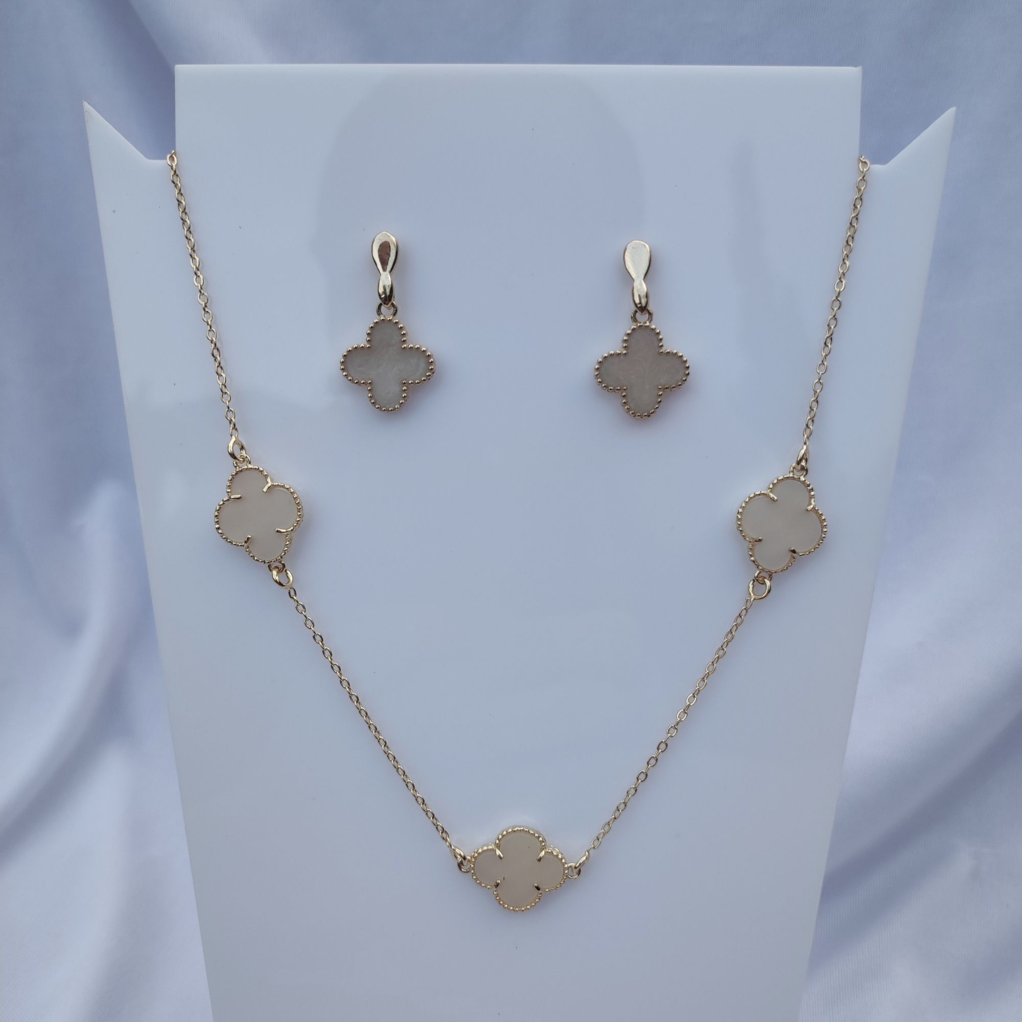 CONJUNTO BRINCO E COLAR TREVO BEGE