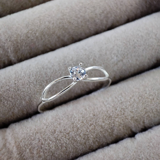 ANEL SOLITARIO COM DETALHE LATERAL TAM 22