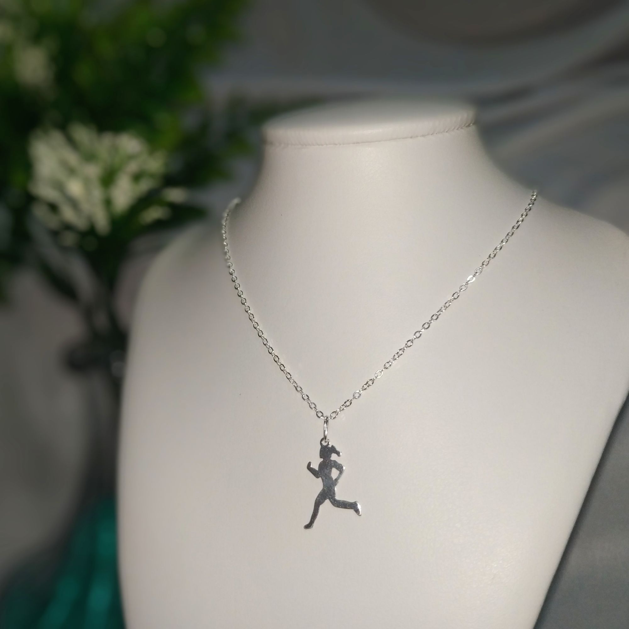 COLAR PRATA COM PINGENTE CORREDORA