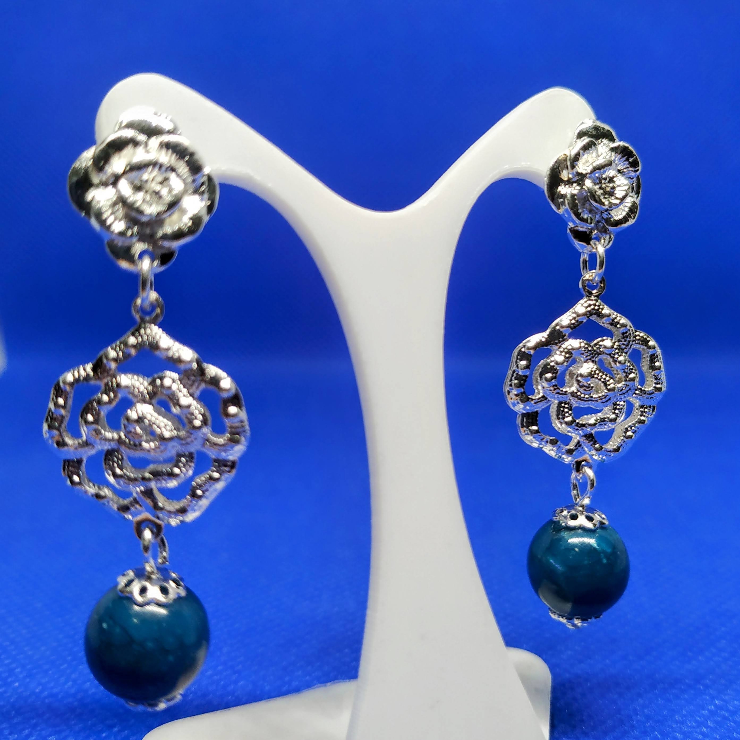 BRINCO MANDALA PRATA COM BOLA AZUL