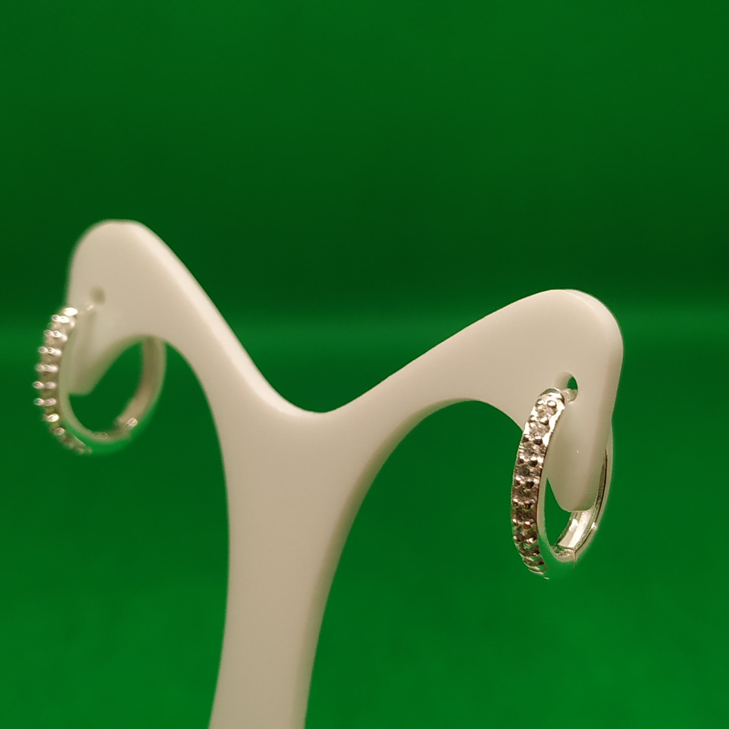 BRINCO EM PRATA ARGOLA CRAVEJADA MÉDIO