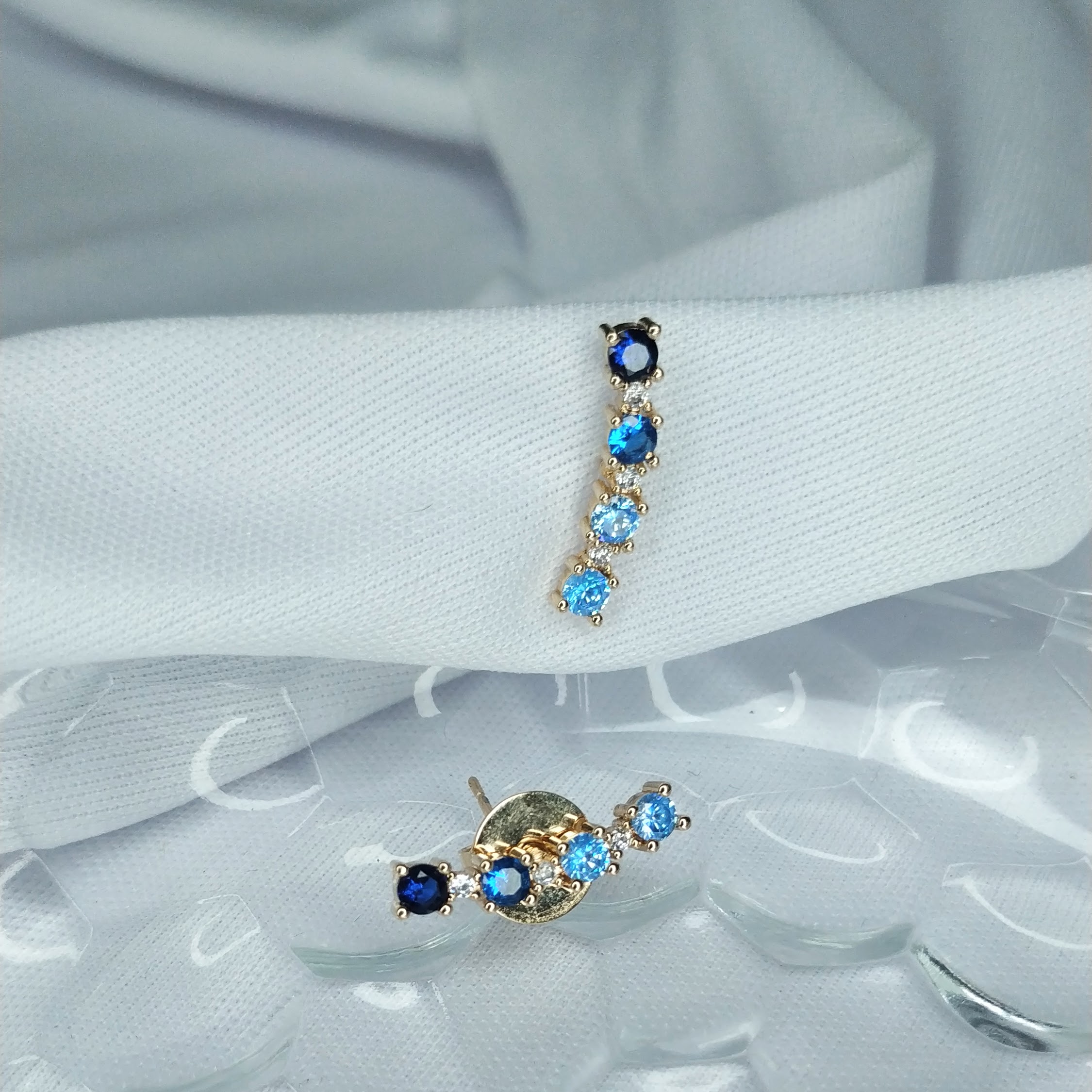 BRINCO EAR CUFF DOURADO PEDRAS AZUIS