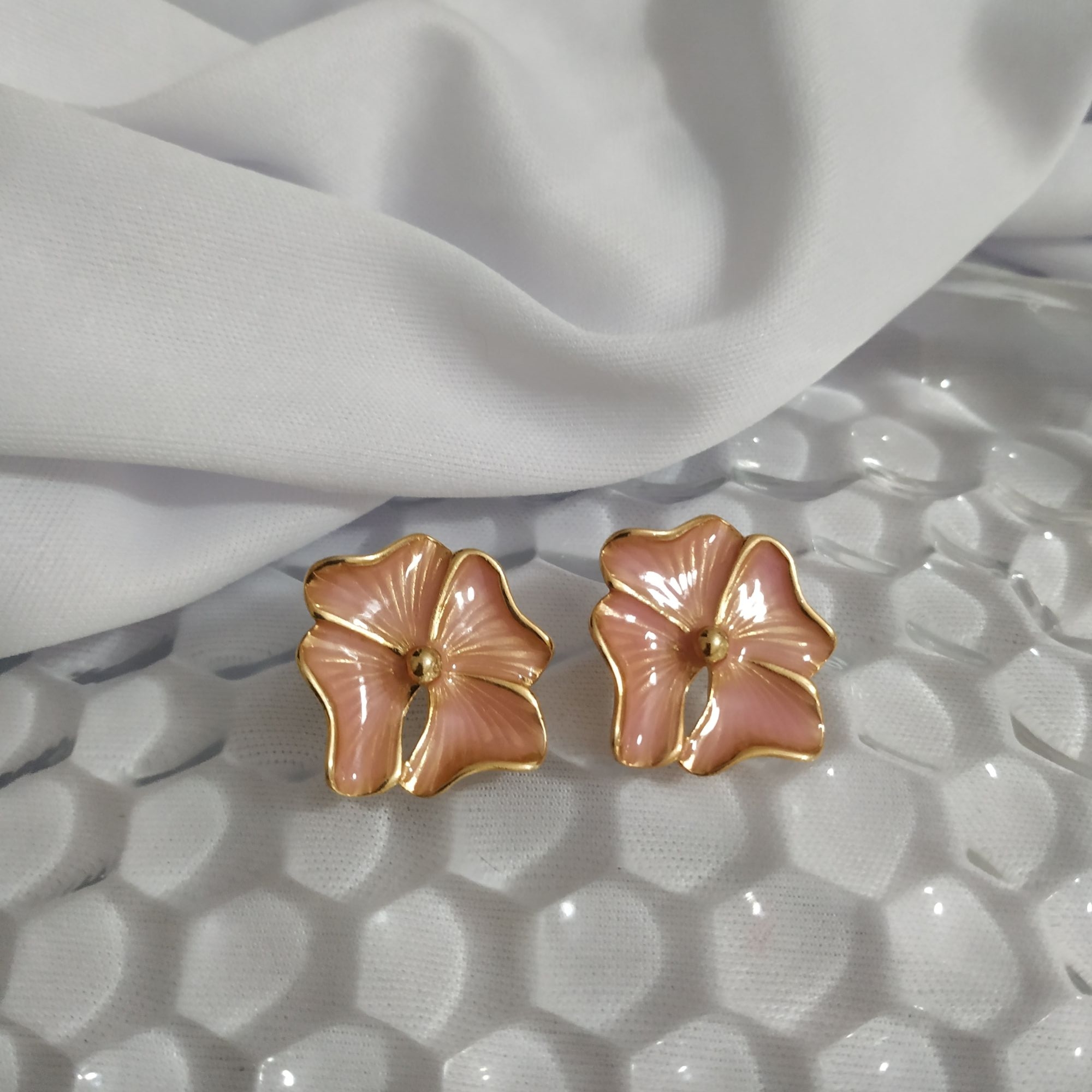 BRINCO FLOR COM RESINA ROSA