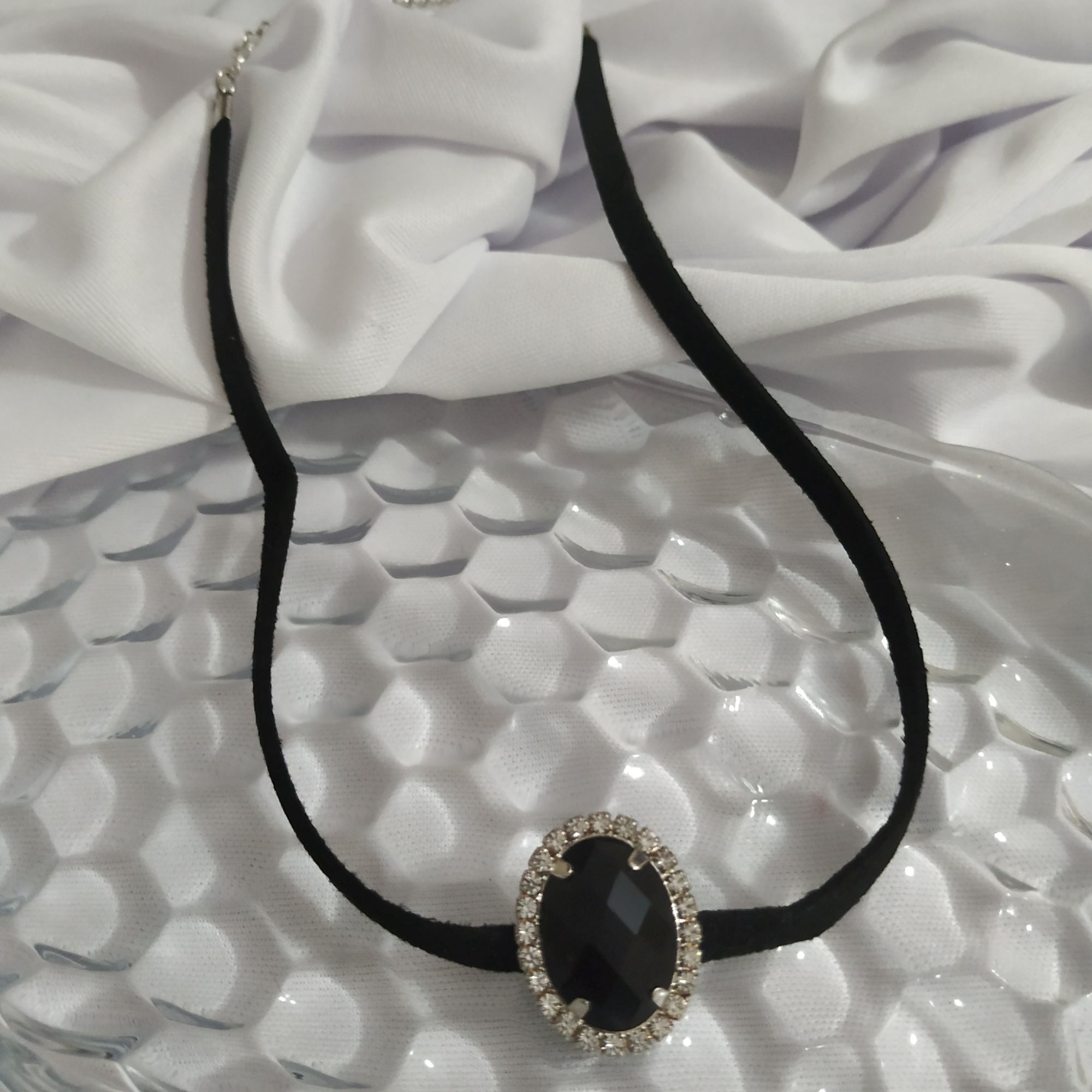 GARGANTILHA TECIDO PRETA COM PEDRA CRAVEJADA