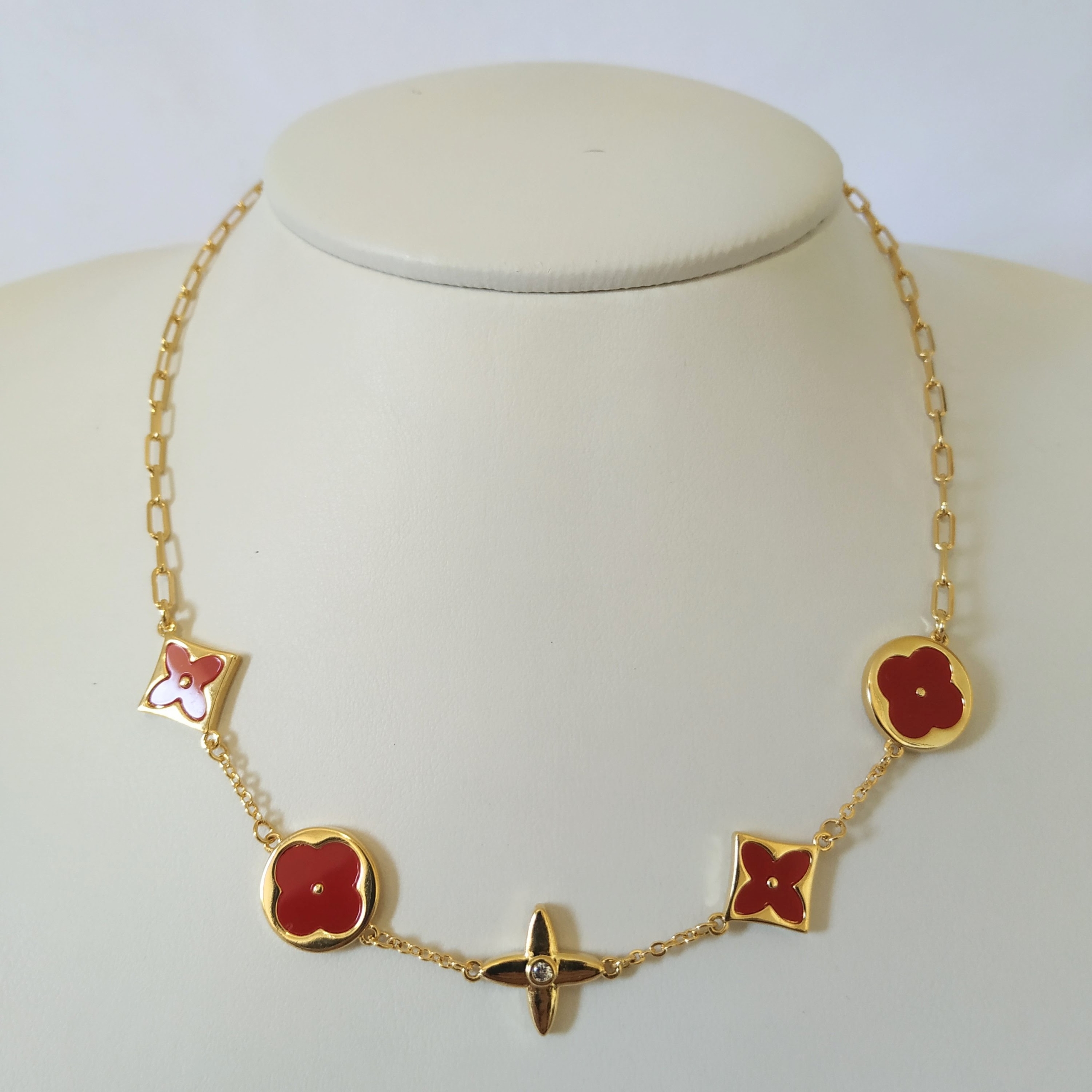 COLAR INSPIRAÇÃO TREVO COM ACRÍLICO COLOR VERMELHO