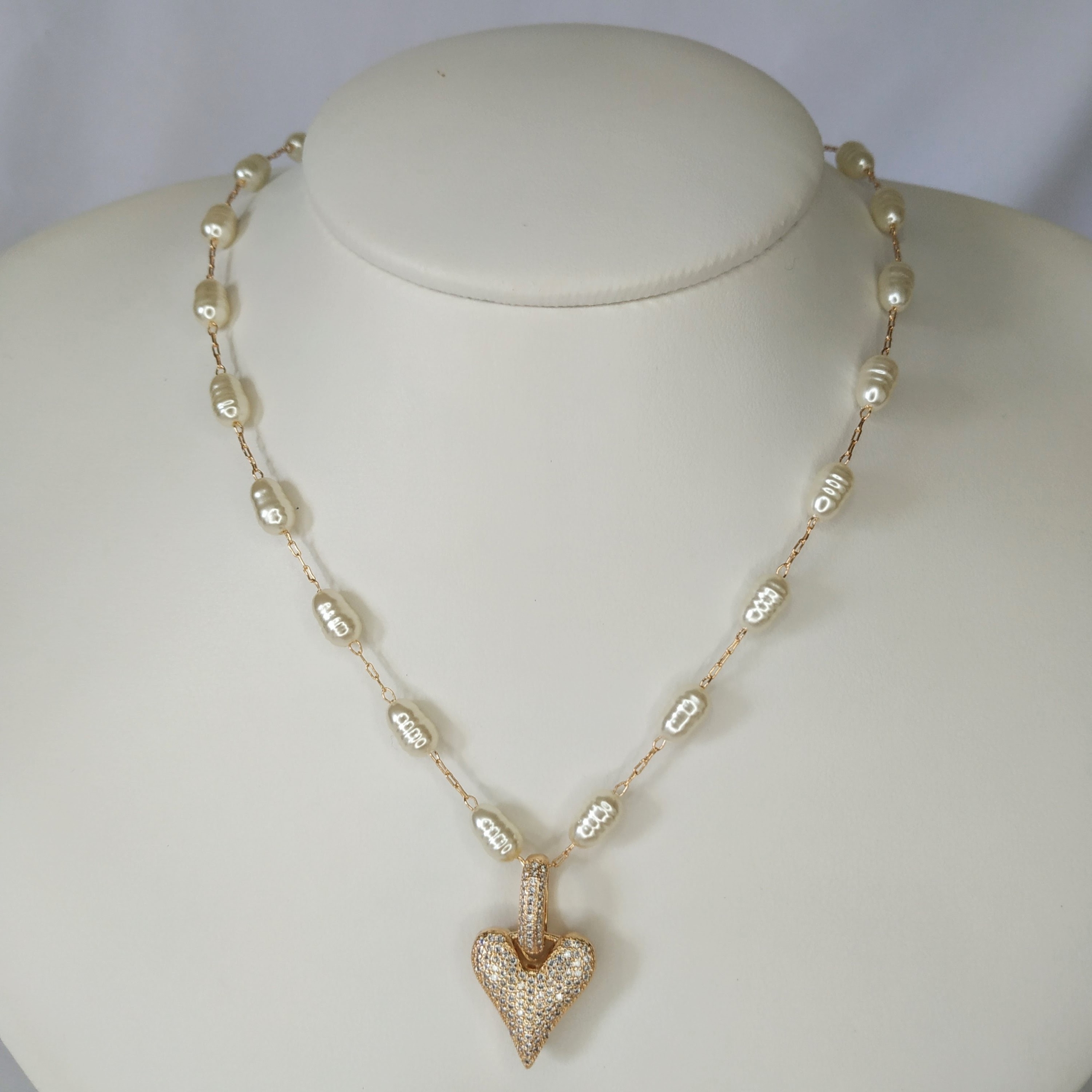 COLAR PÉROLAS BARROCAS COM CORAÇÃO CRAVEJADO