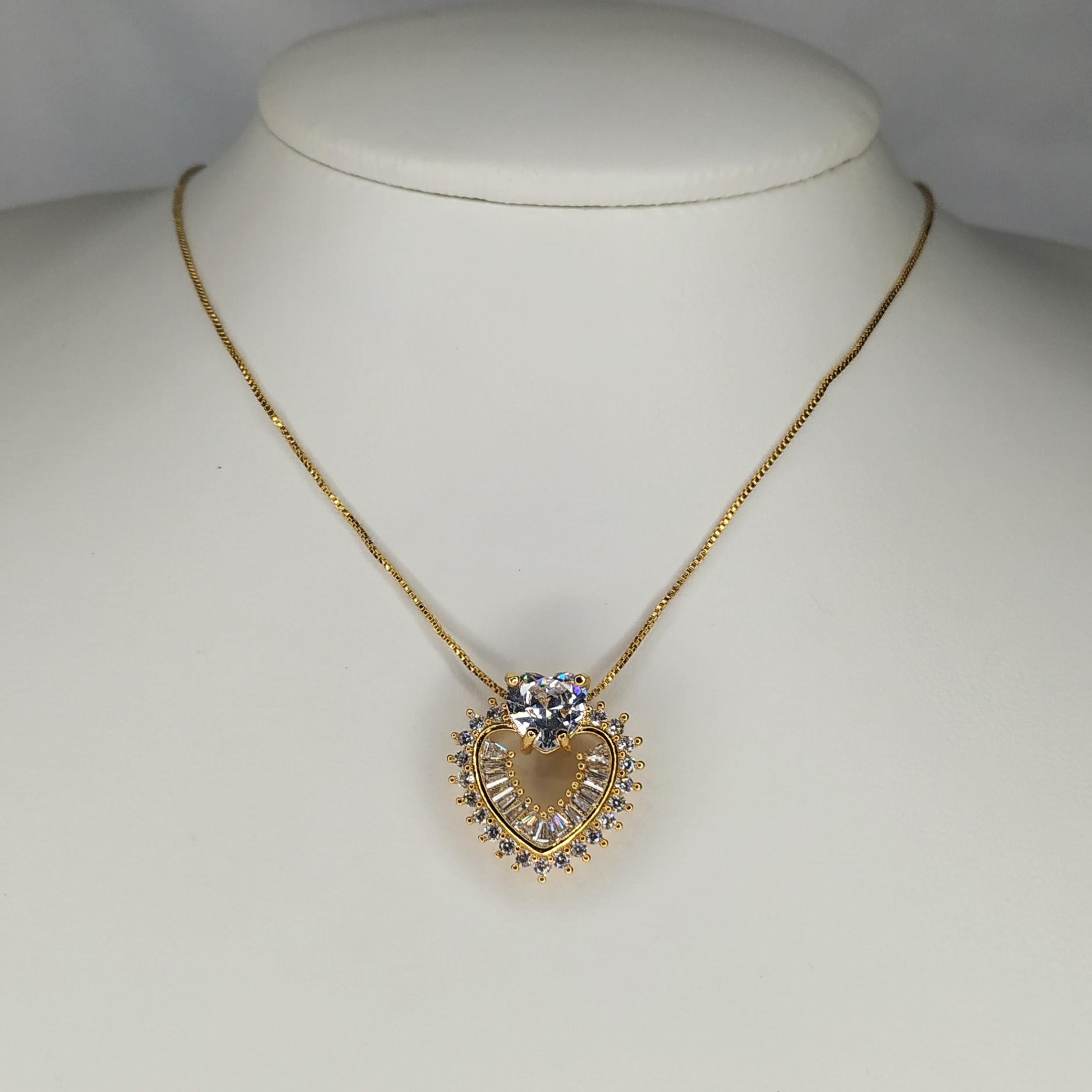 COLAR CORAÇÃO PEQ.COM BAGUETES NO CENTRO