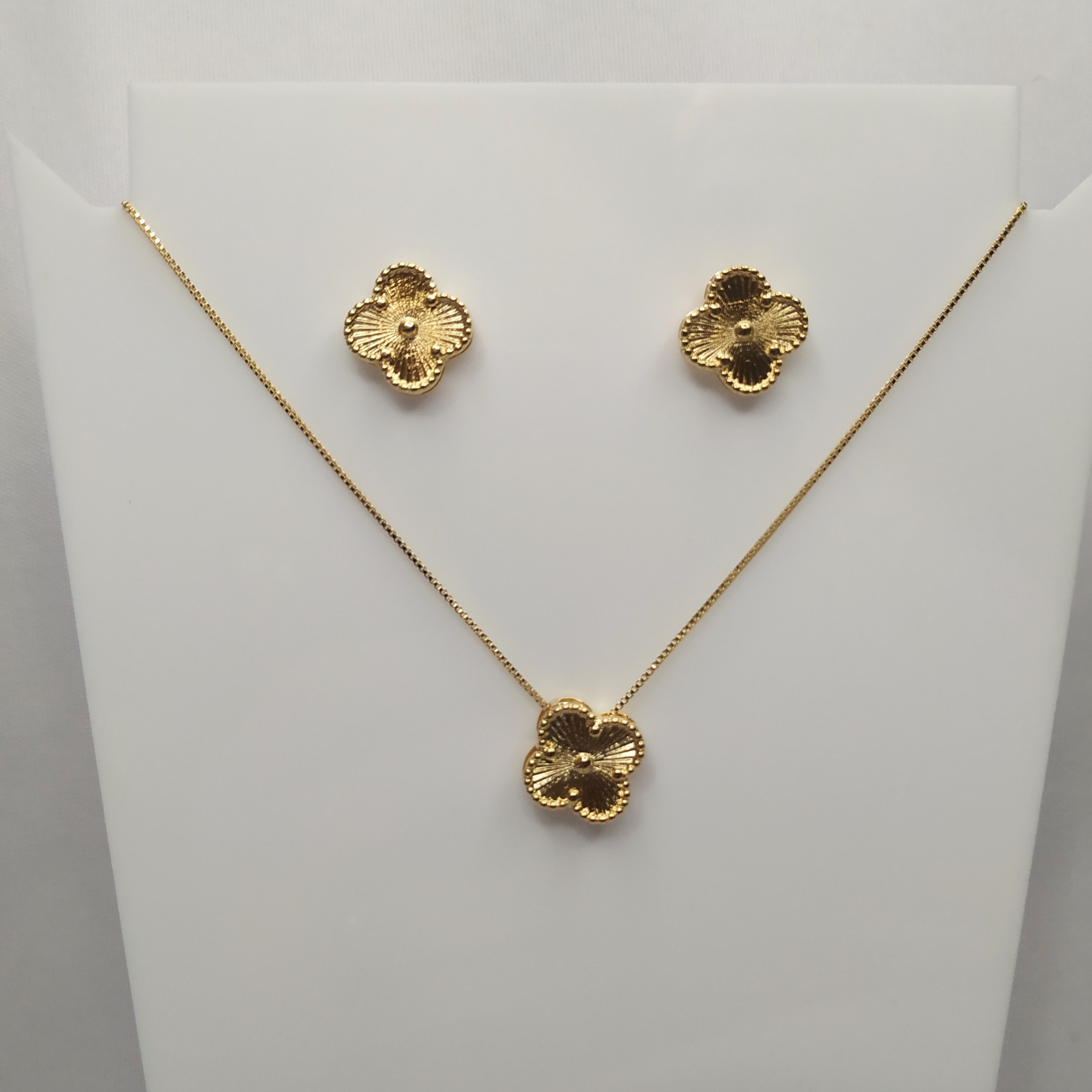 CONJUNTO VENEZIANA TREVO COM DETALHES COM FECHO LAGOSTA