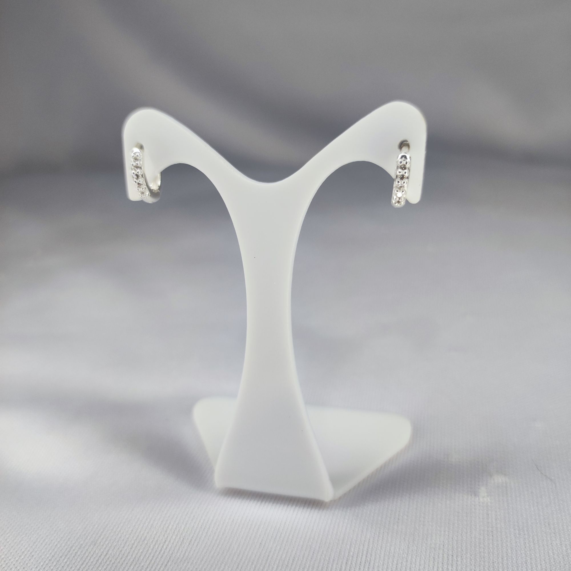 BRINCO EM PRATA ARGOLA CRAVEJADA PEQUENO