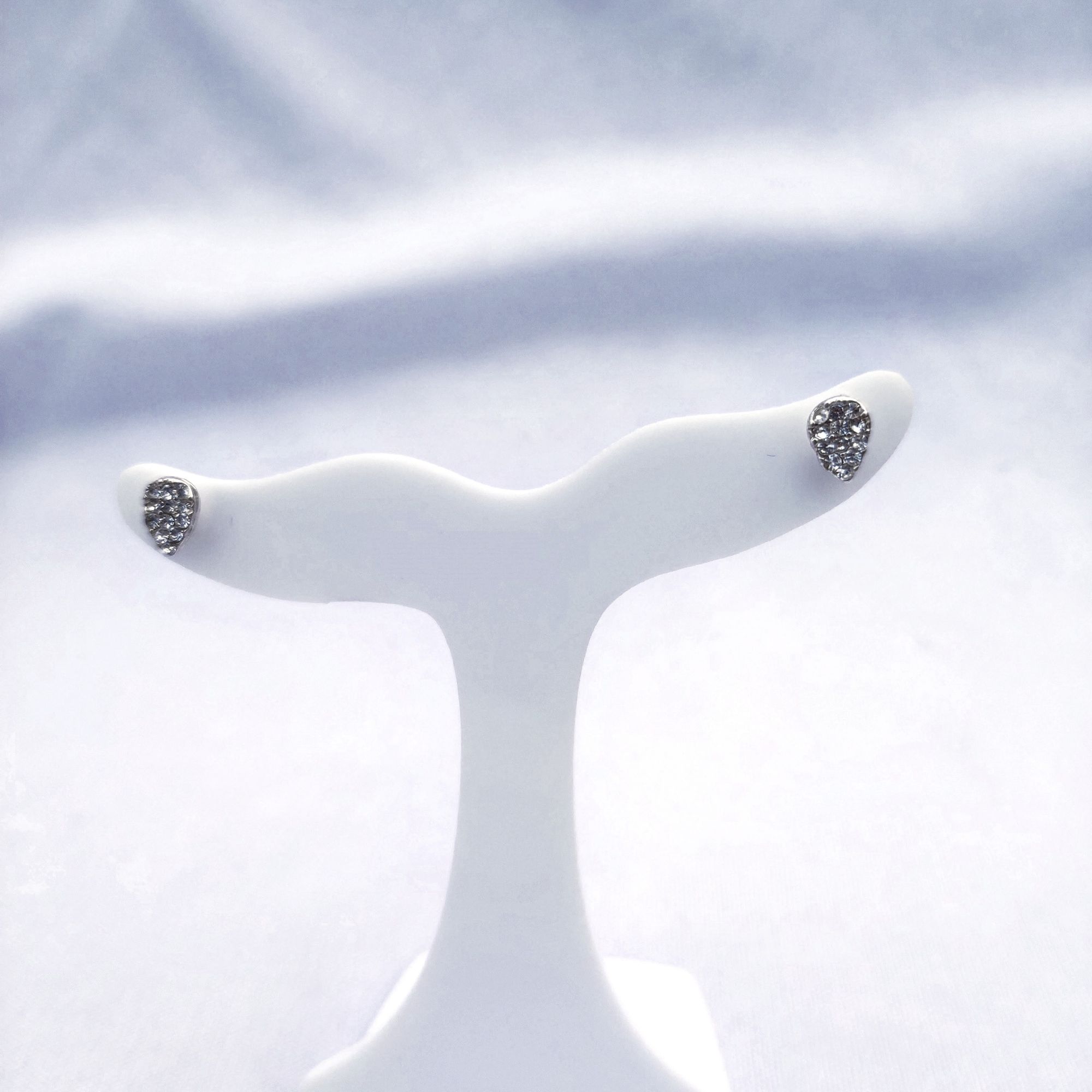 BRINCO GOTA CRAVEJADO STRASS PRATA