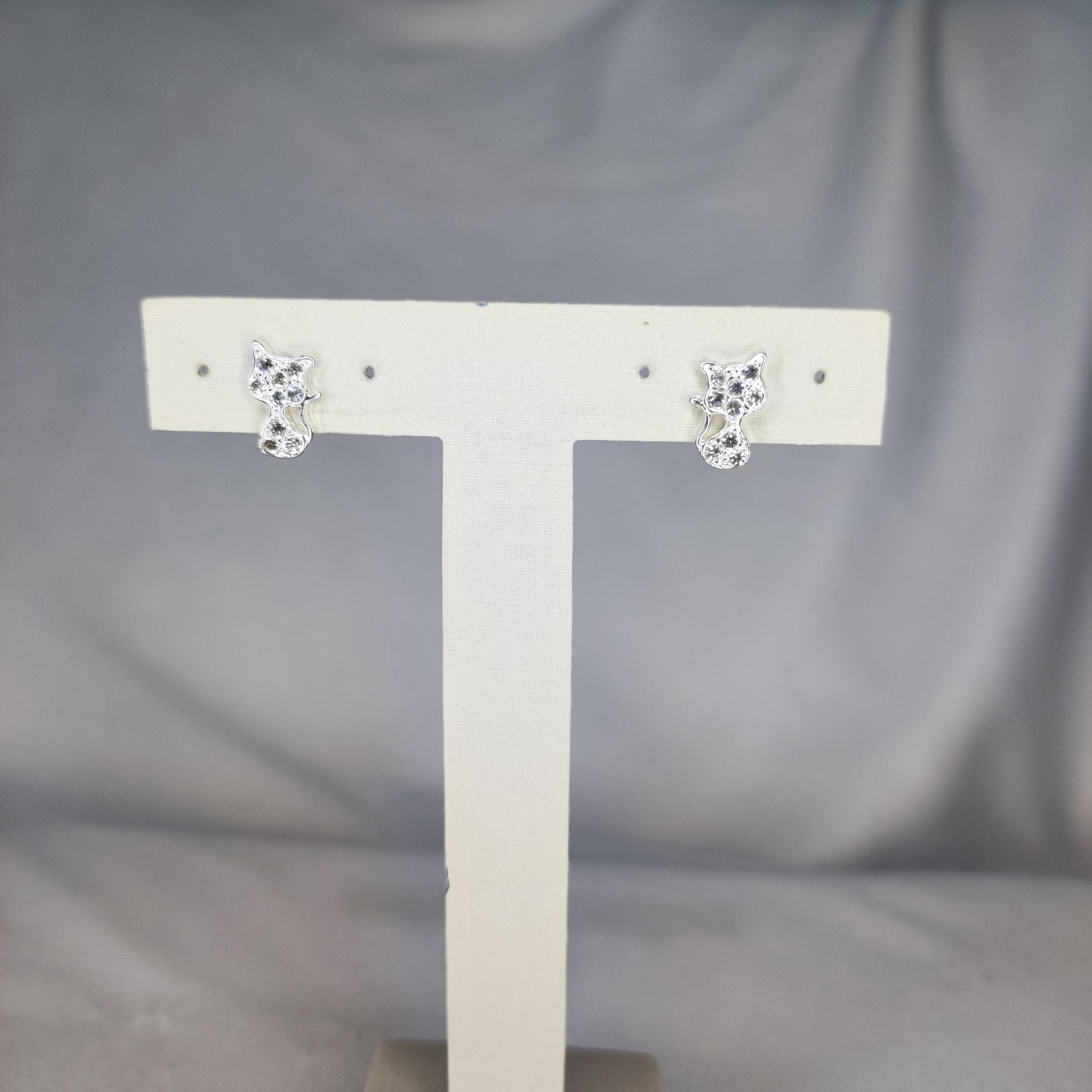 BRINCO GATO COM VARIAS PEDRAS