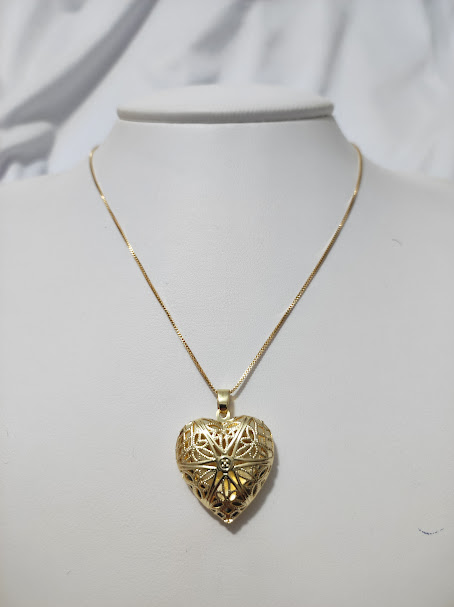 COLAR COM PINGENTE RELICARIO CORAÇÃO TRABALHADO
