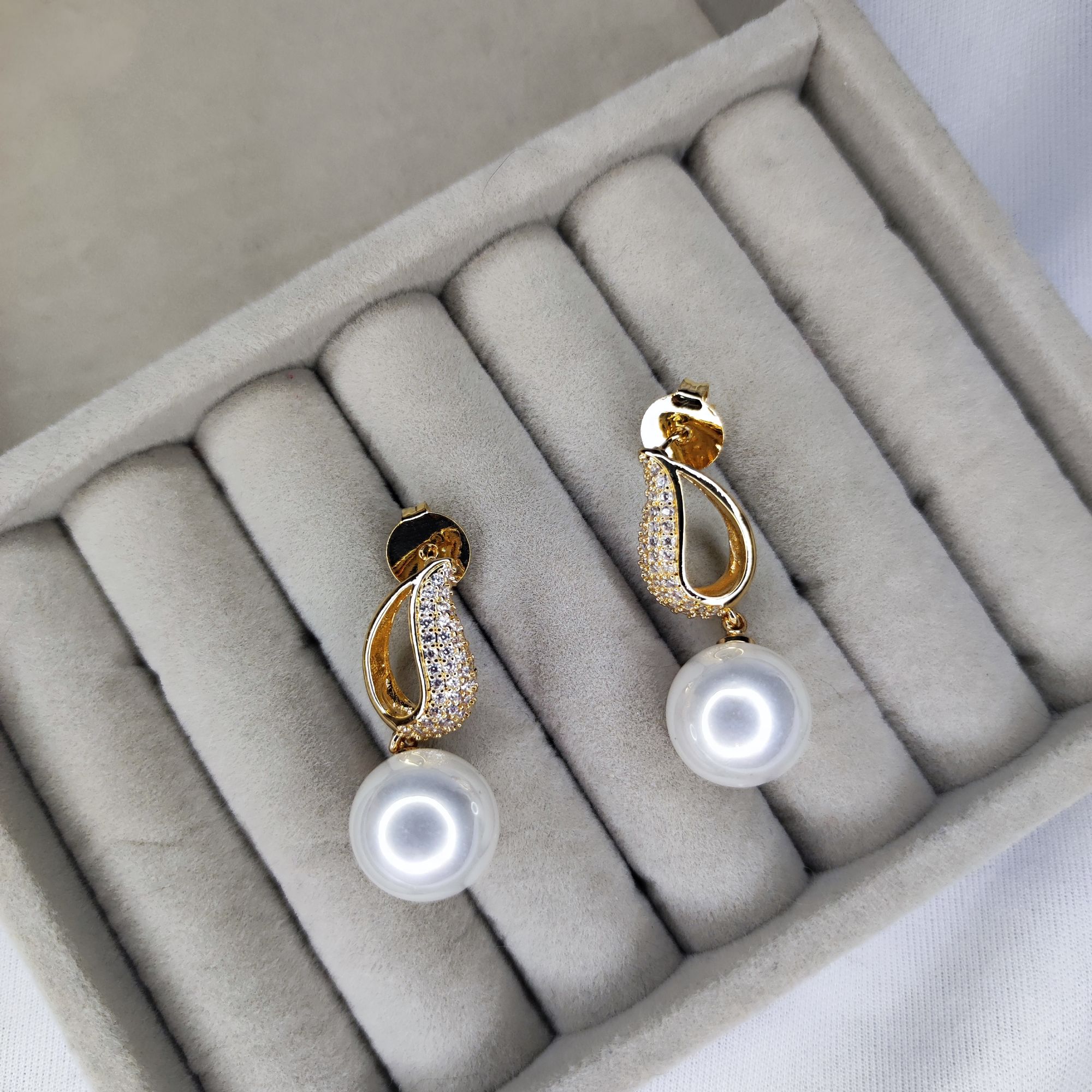 BRINCO GOTA CRAVEJADA E LISA + PENDURICALHO PÉROLA