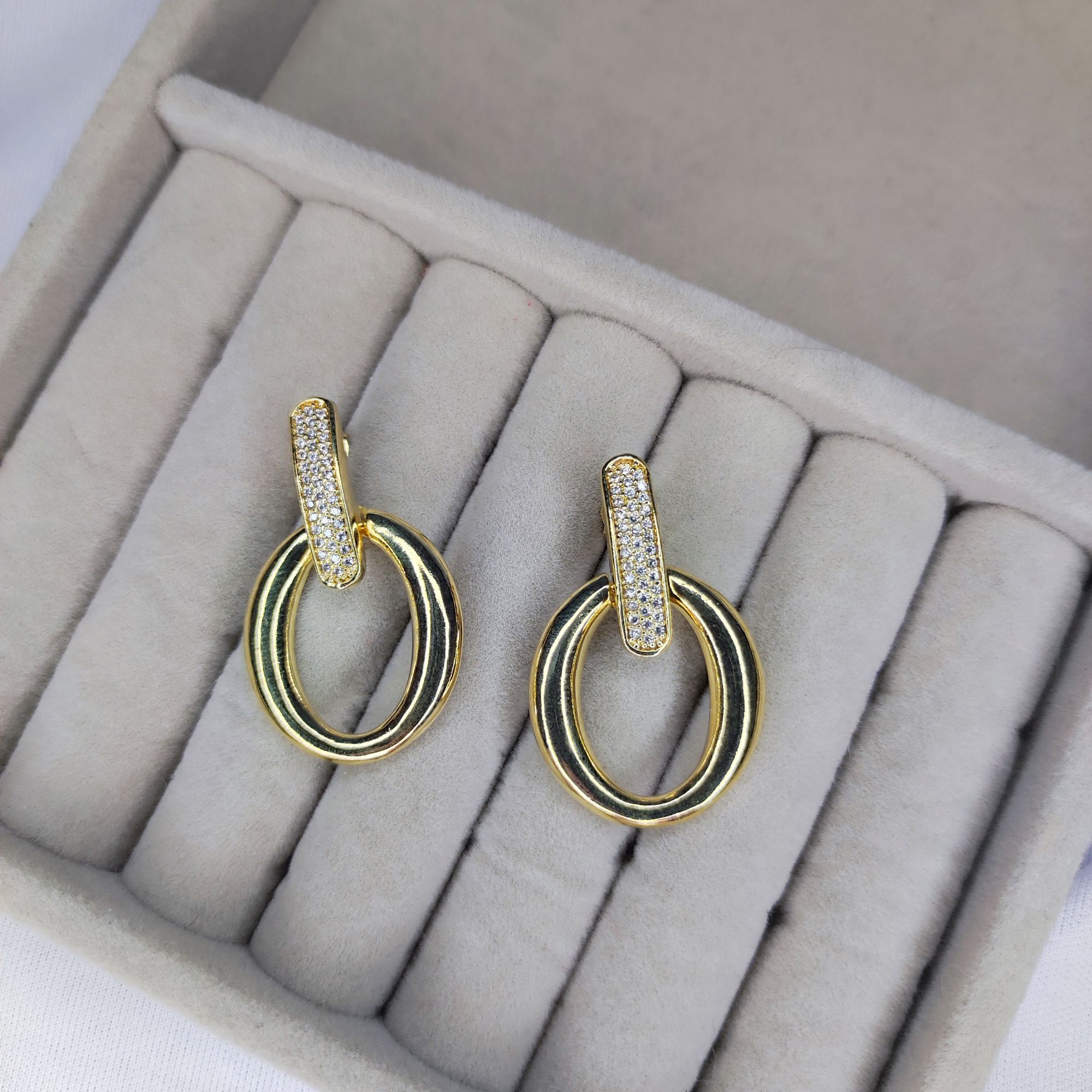 BRINCO BASE CRAVEJADA COM PINGENTE REDONDO