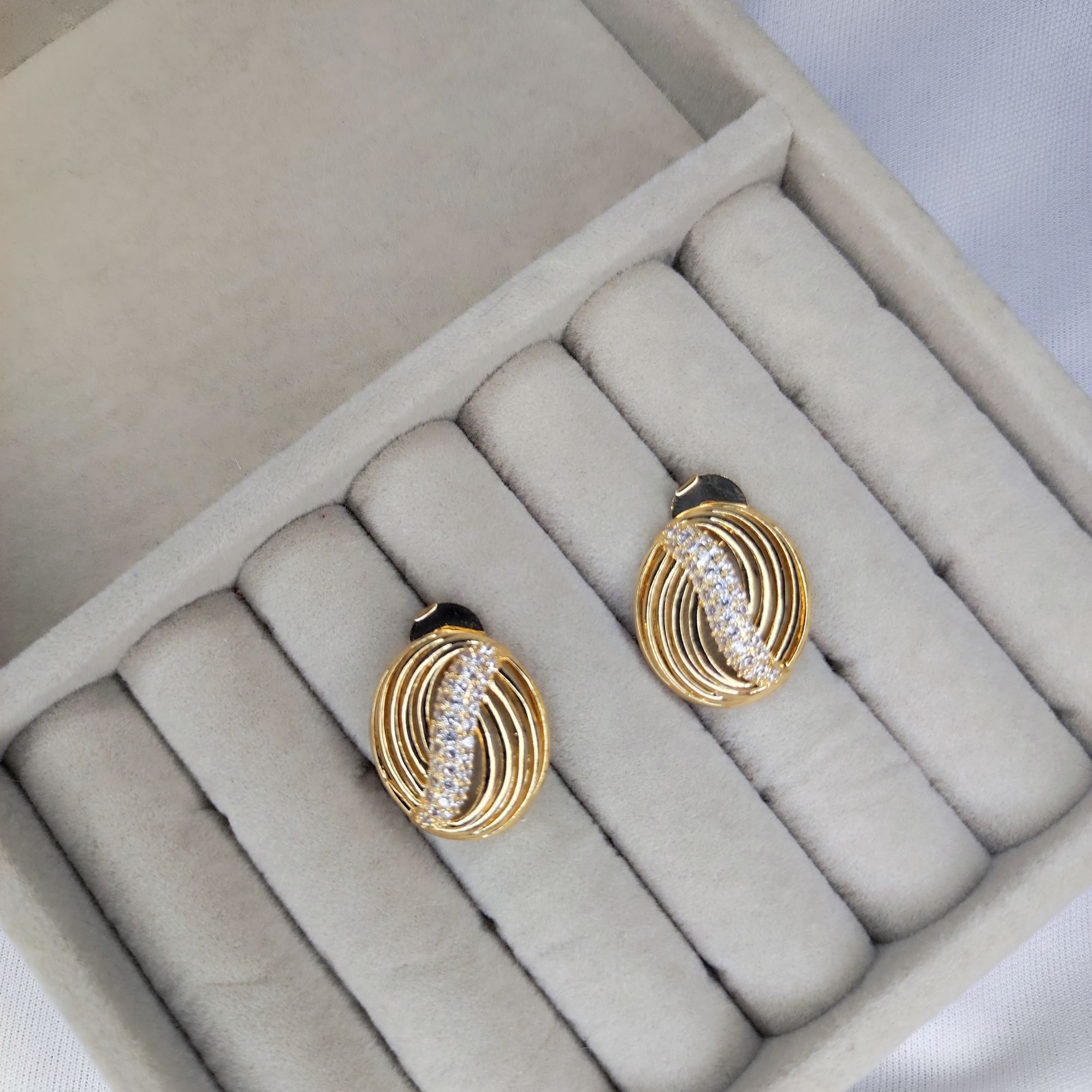 BRINCO OVAL VAZADO CRAVEJADO NO MEIO