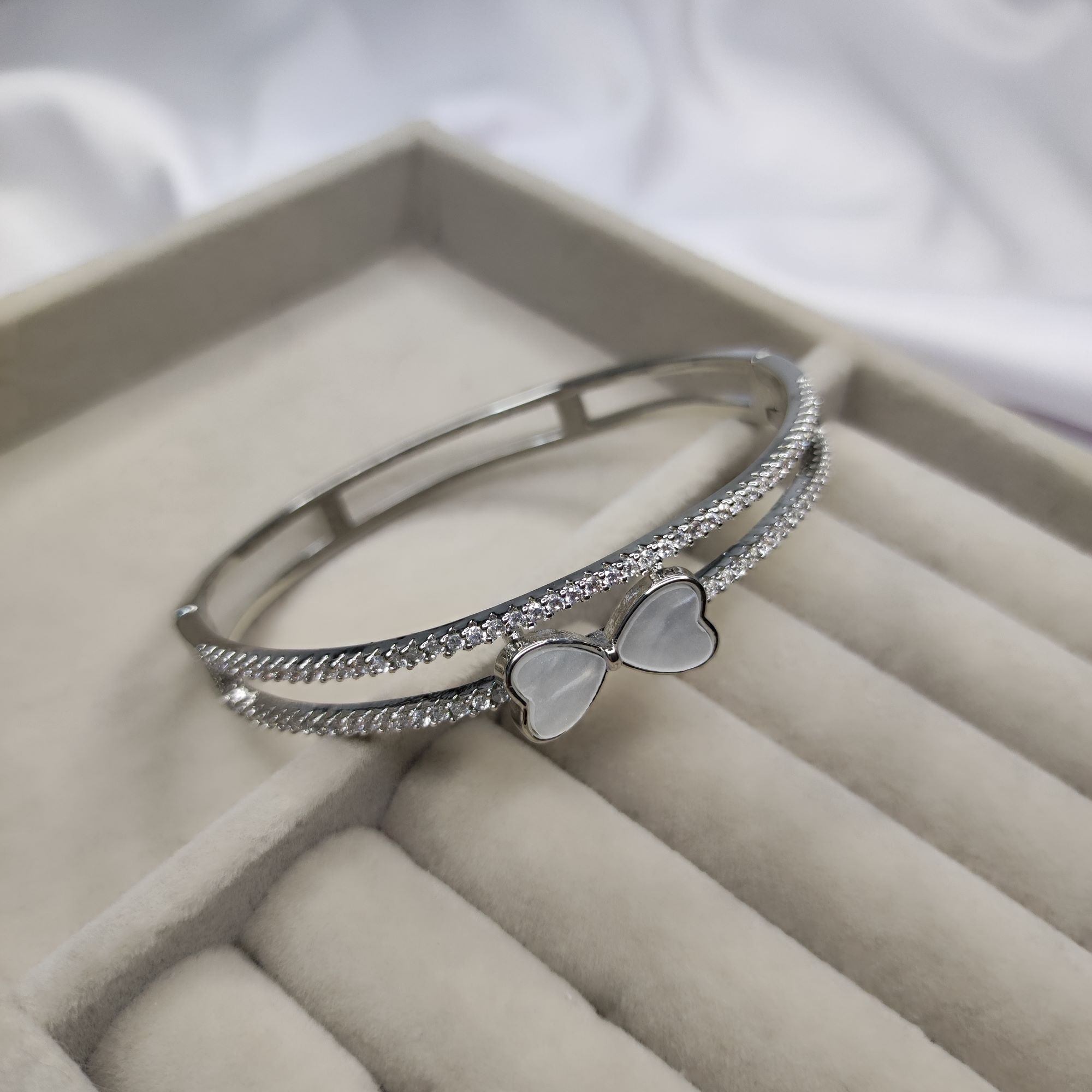 BRACELETE LAÇO EM MADRE PÉROLA E ZIRCONIAS